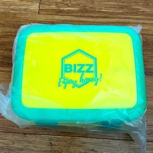 NEW Bizz Lunch Box Container with Reusable Spoon, 37-oz Fun Innovative Bento Box